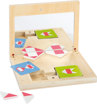 Symmetriespiel mit Spiegel „Educate“: Enthält einen Spiegel, bunte Musterkarten und Dreiecksteile zum Zuordnen gespiegelter Formen.