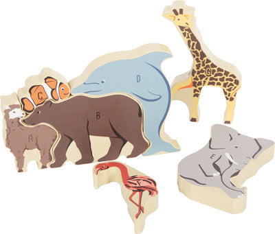 Das Buchstabenpuzzle Tiere beinhaltet Tierpuzzleteile aus Holz wie Bär, Fisch, Delfin, Giraffe, Elefant und Flamingo.