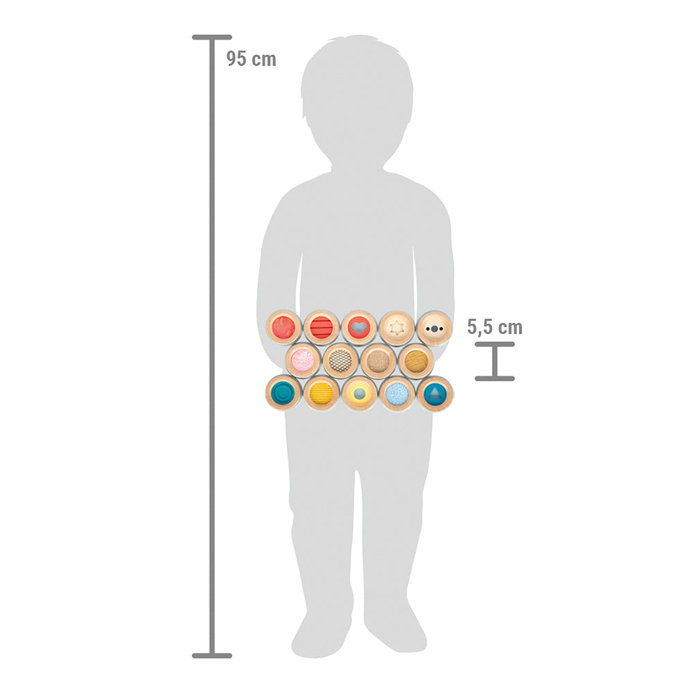 Eine 95 cm große Kindersilhouette hält 16 bunte Fühlmemo-„Sensory“-Scheiben mit je 5,5 cm Durchmesser.