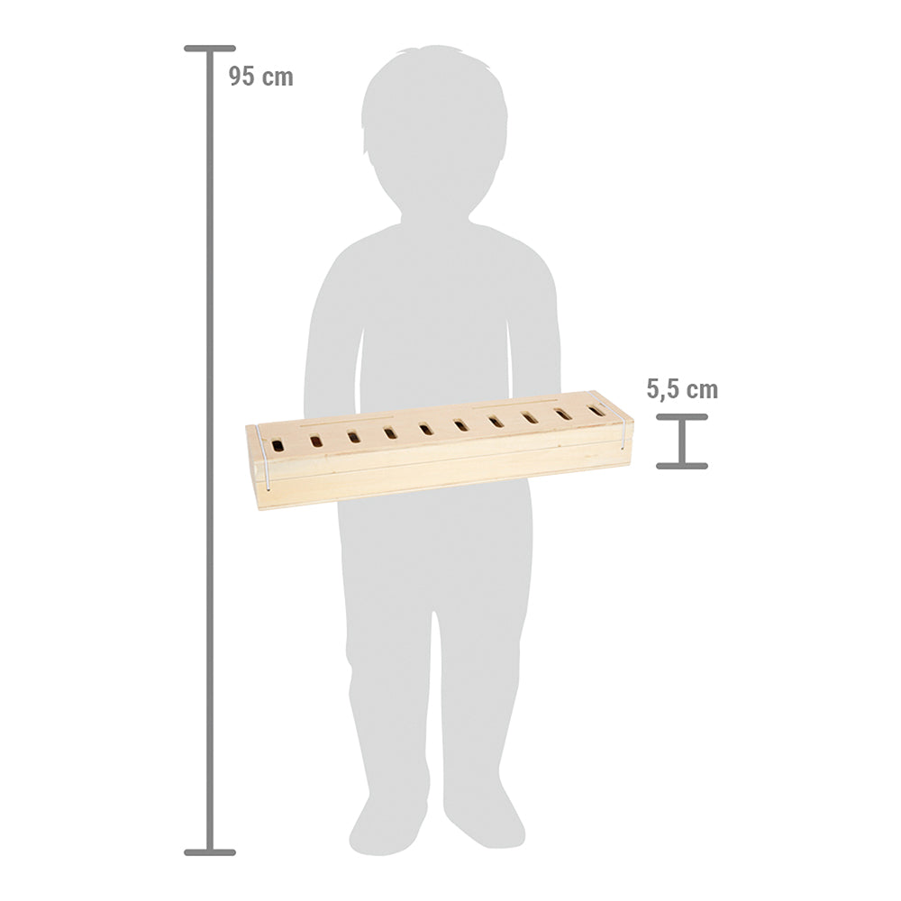 Eine Kindersilhouette hält die Bildersortierbox Weltentdecker, einen rechteckigen Sortierer aus Holz mit Schlitzen, der 95 cm hoch und 5,5 cm tief ist.