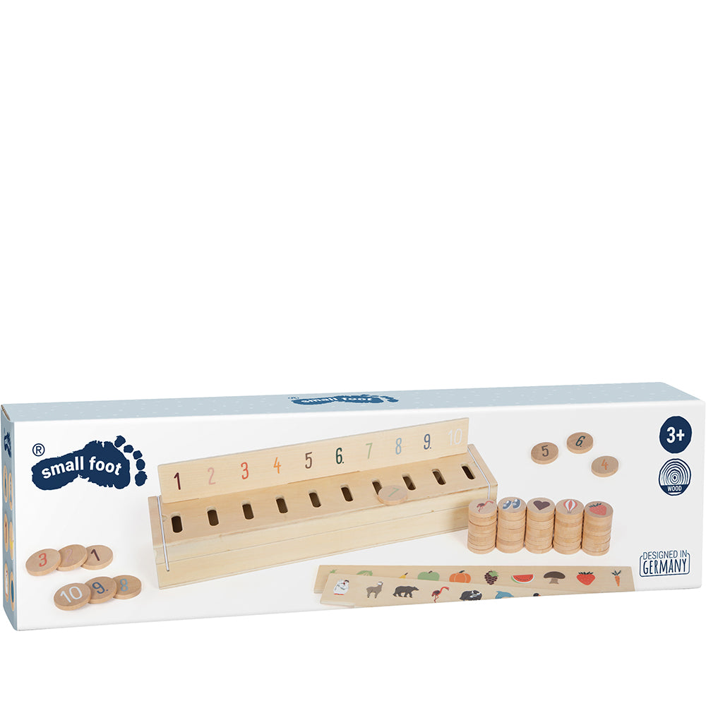 Die Bildersortierbox Weltentdecker ist ein hölzernes Zählspielzeug mit nummerierten Plättchen und Tierbildern, geeignet für Kinder ab 3 Jahren.