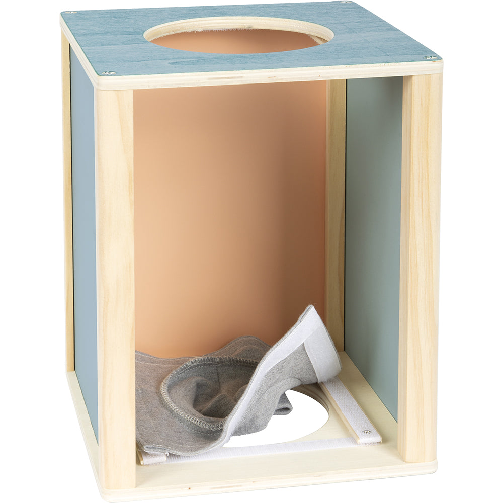 Die Fühlbox „Sensory“ verfügt über offene Seiten, ein rundes Loch oben und eine Stoffauskleidung an der Unterseite zum taktilen Erkunden.
