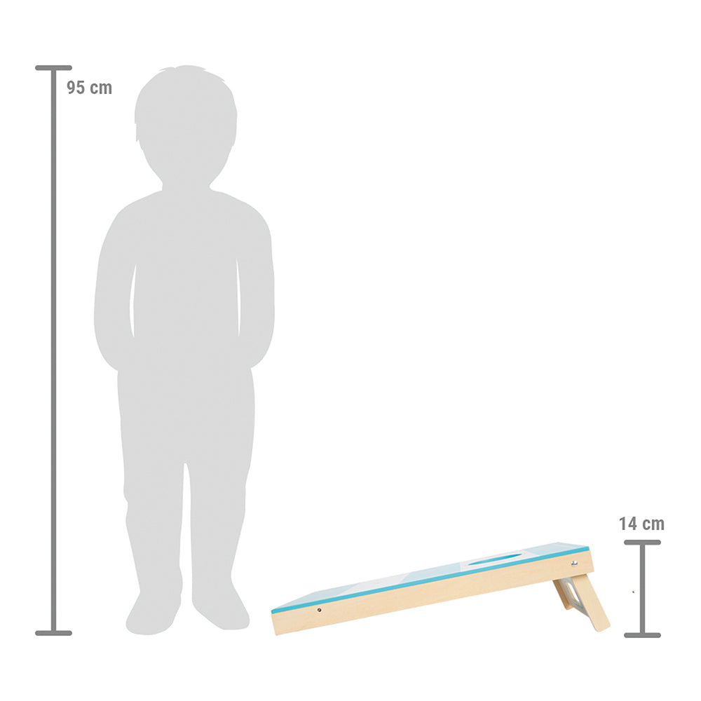 Das Cornhole und Sling Puck Spiel „Active“, 14cm hoch, steht neben einer Kindersilhouette mit 95cm Größe.