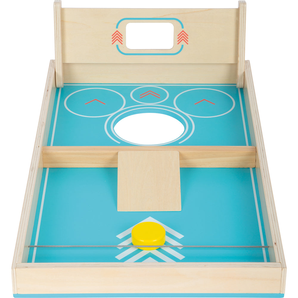 Das Cornhole und Sling Puck Spiel „Active“ ist ein Tischspiel aus Holz mit einer blaugrünen Spielfläche, einer Rampe und einem gelben Puck.