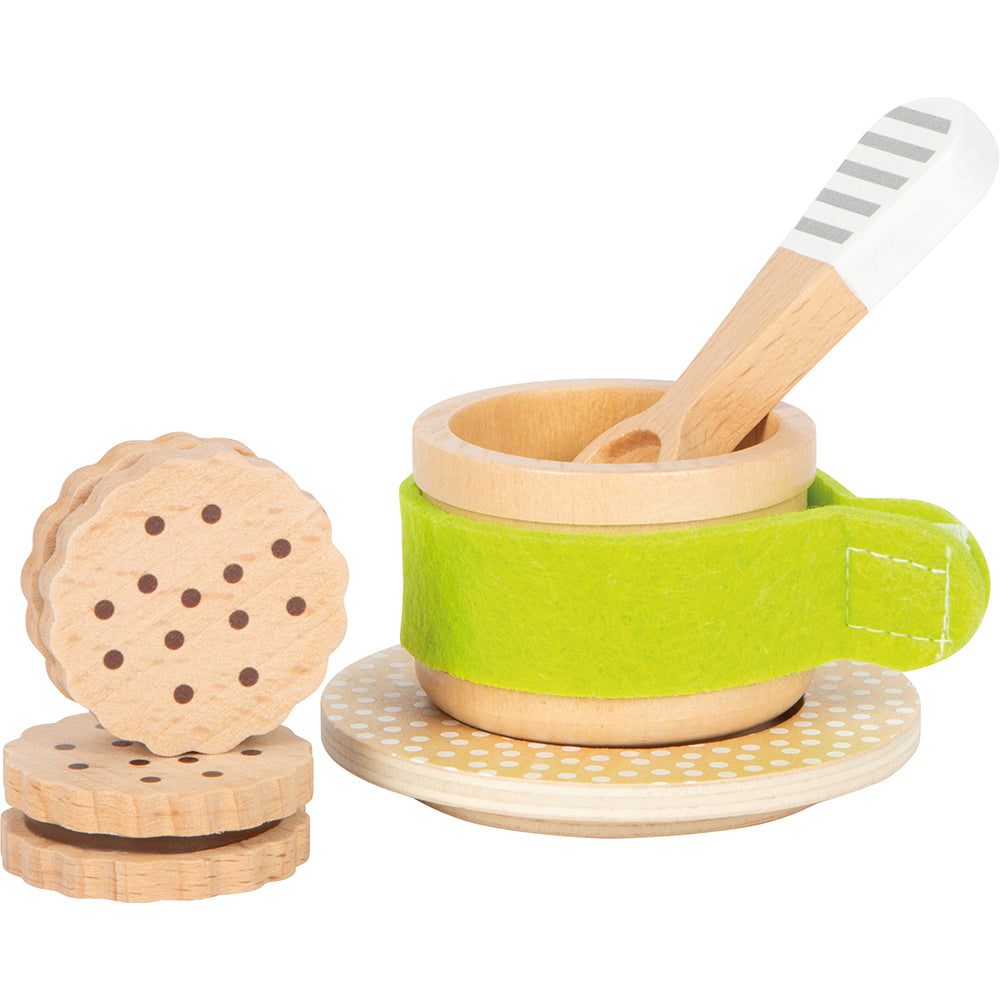 Das Kaffee- und Teeset Kinderküche enthält eine Holztasse, eine Untertasse, einen Löffel, gestapelte Kekse und eine grüne Tassenhülle aus Filz – perfekt für Rollenspiele.