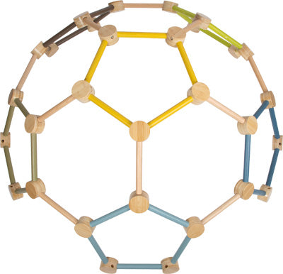 Die Kletterkuppel „Adventure“ ist eine geometrische Kuppelkonstruktion aus Holz mit mehrfarbigen Verbindungsstäben und kreisförmigen Gelenken, dargestellt in der Vorderansicht.