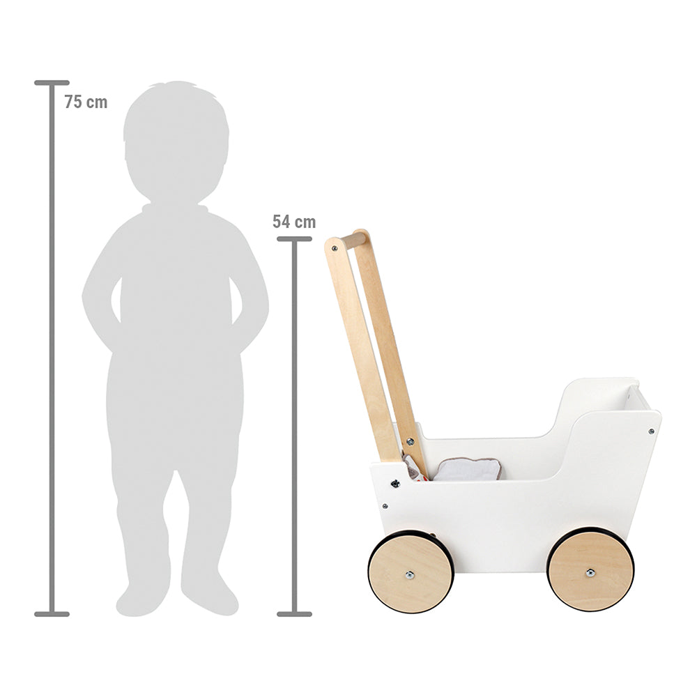Der Schiebe- und Puppenwagen „Little Button“ ist ein weißer Spielzeugwagen mit einer Größe von 54 cm, neben dem zum Größenvergleich eine 75 cm große Kindersilhouette abgebildet ist.