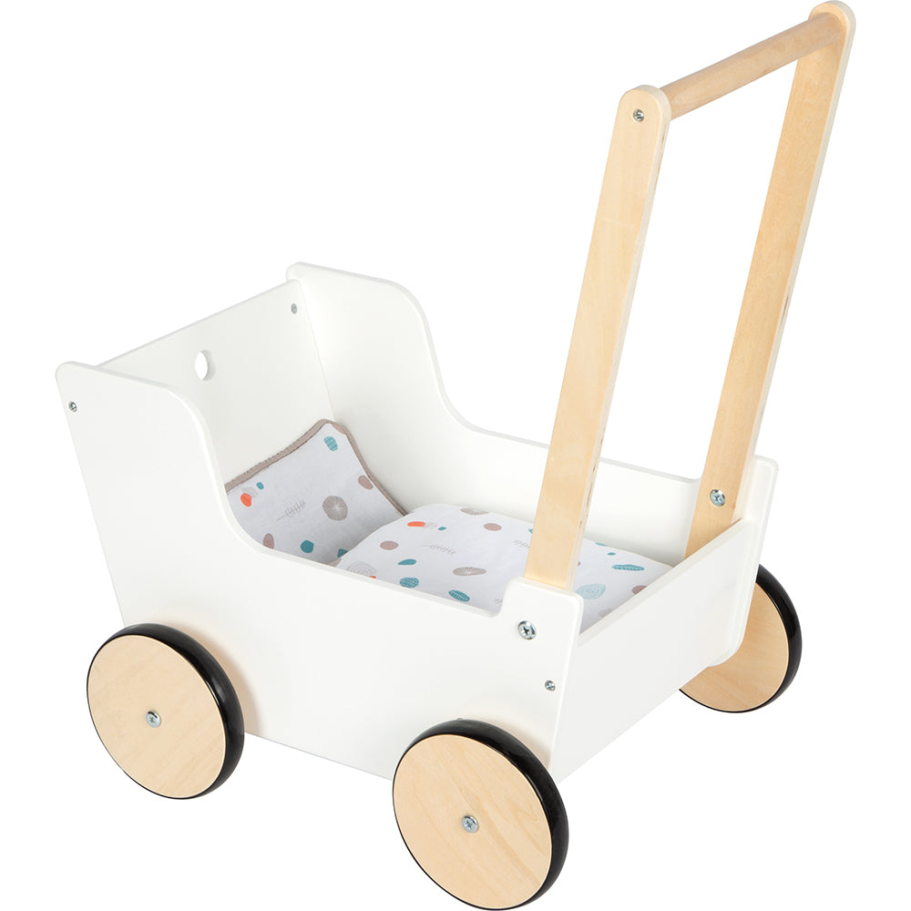 Der Schiebe- und Puppenwagen „Little Button“ ist ein weißer Holzspielzeugwagen mit gepunktetem Kissen, vier Rädern und einem Holzgriff.