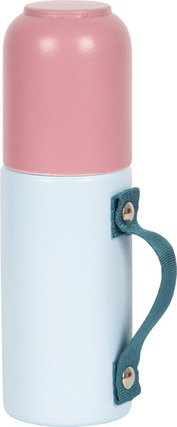 Ein Picknickrucksack „tasty“ in Hellblau mit rosa Deckel und türkisfarbenem Riemen an der Seite.