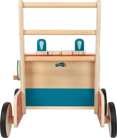 Der Lauflernwagen Feuerwehr ist eine Lauflernhilfe aus Holz mit vier Rädern, einem oberen Griff zum Schieben und Details im Feuerwehrauto-Design (von vorne betrachtet).