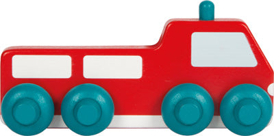 Kugelbahn-Holzspielzeug mit rotem Gehäuse, vier blauen Rädern, weißen Fenstern und einer hellblauen Sirene oben drauf.