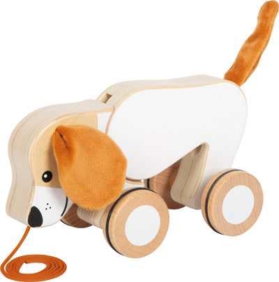 Der Nachziehtier Hund mit Knisterohren ist ein hölzerner Nachziehhund mit orangefarbenen Filzohren und -schwanz sowie einer daran befestigten orangefarbenen Zugschnur.