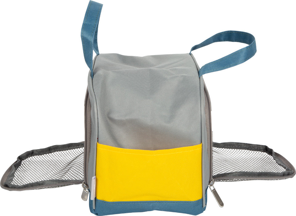 Hund mit Tasche und Pflege-Set: Graue und gelbe Stofftasche mit blauen Henkeln, offenen seitlichen Mesh-Taschen und Fronttasche.