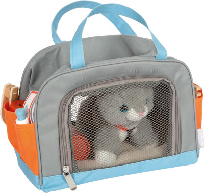 Das „Katze mit Tasche und Pflege-Set“ besteht aus einer grau-blauen Tragetasche für Haustiere mit einem grauen Plüschkatzenspielzeug, das durch die Netzfront sichtbar ist.