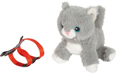 Ein „Katze mit Tasche und Pflege-Set“-Plüschkätzchen in Grau und Weiß sitzt neben zwei rot-schwarzen Spielzeugbändern.