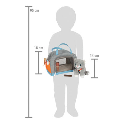 Katze mit Tasche und Pflege-Set abgebildet mit Kindersilhouette als Größenreferenz; Maße sind angegeben.
