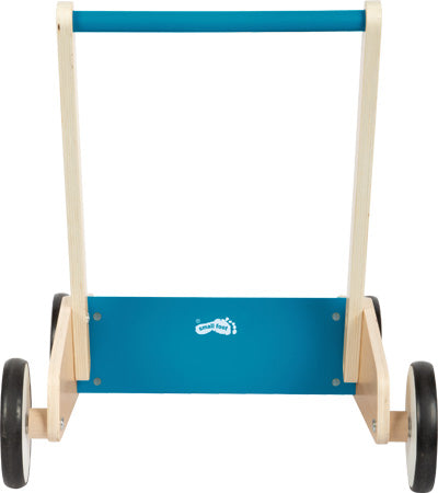 Der Lauflernwagen Petrolblau ist ein Lauflernwagen aus Holz mit blauem Paneel und vier schwarzen Rädern, von vorne abgebildet.