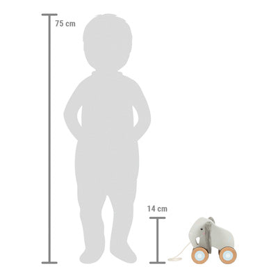 Ein Kind (75 cm groß) steht neben dem Nachziehtier Elefant mit Knisterohren (14 cm) und zeigt einen Größenvergleich.