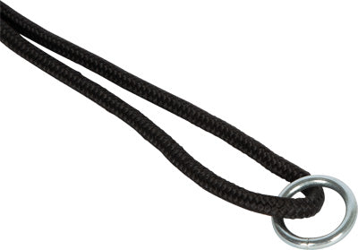 Die Trapezschaukel Twist „Black Line“ besteht aus einer schwarzen geflochtenen Kordel, die durch einen Metallring geführt ist und sich vor einem weißen Hintergrund befindet.