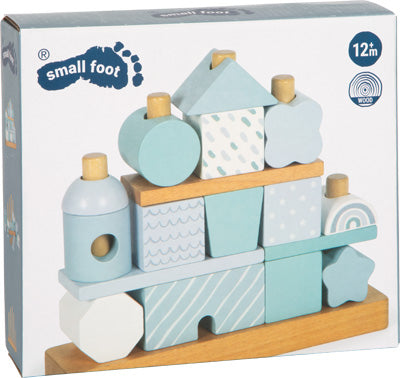 Kiste mit pastellblauen und weißen Holzbauklötzen für Kleinkinder, ab 12 Monaten.