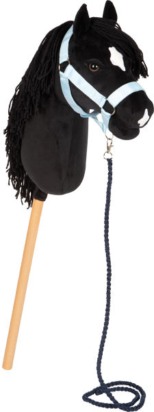 Ein schwarz-weißes Steckenpferd mit blauem Zaumzeug und einem Holzgriff.