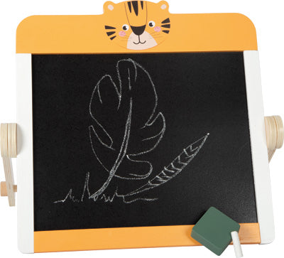 Eine kleine Kreidetafel mit einem Tigermotiv, auf der mit Kreide zwei Blätter und ein grüner Radiergummi abgebildet sind.