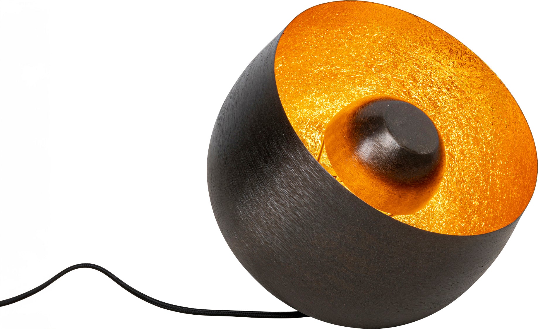 Die Bodenleuchte Apollon Smooth Ø28cm ist eine moderne, kugelförmige Tischleuchte mit strukturierter schwarzer Außenseite, leuchtend goldener Innenseite für effektvolle Beleuchtung, schrägem Design und sichtbarem schwarzen Netzkabel.