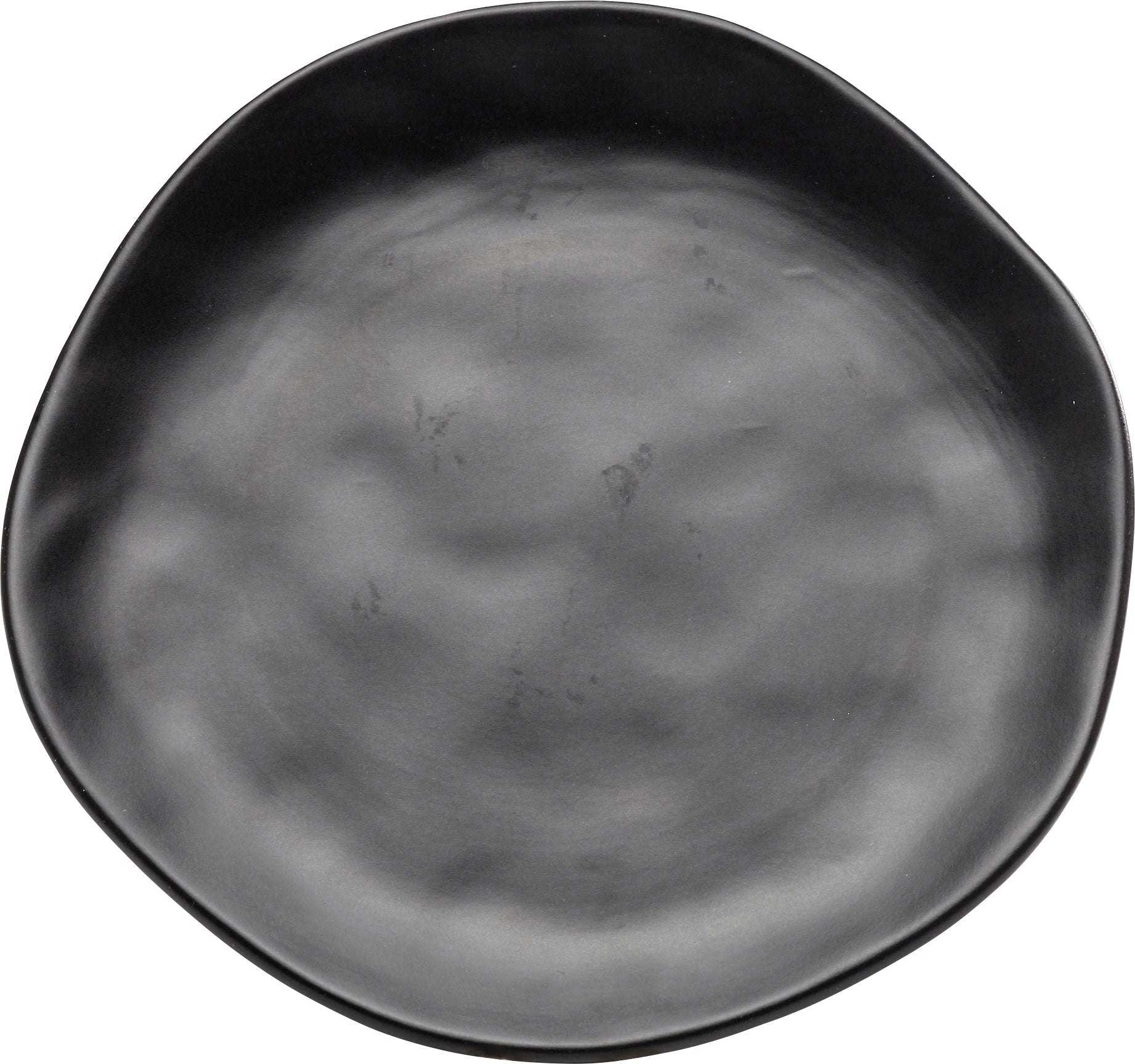 Der Teller Organic Black Ø20cm ist ein runder, mattschwarzer Teller mit unregelmäßig gewelltem Rand und glatter Oberfläche, der von oben auf weißem Hintergrund einen deutlich handgemachten Look aufweist.