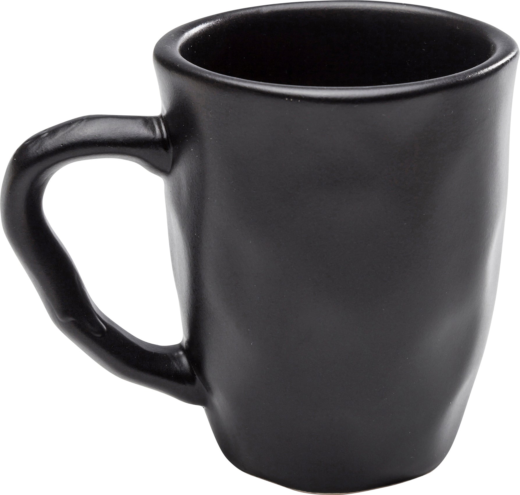 Die Tasse Organic Black ist ein mattschwarzer Steingutbecher mit leicht unregelmäßiger Form und einem dicken, gebogenen Henkel vor weißem Hintergrund.