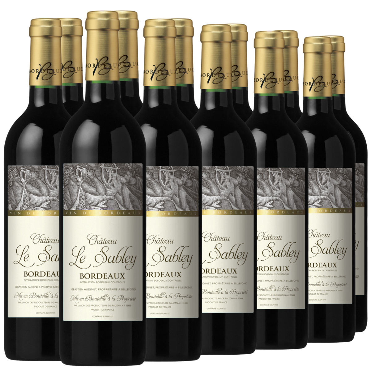 Zwölf Flaschen des Bordeaux-Rotweins „Château Le Sabley“ sind in zwei Reihen angeordnet, mit goldfolierten Verschlüssen und nach vorne gerichteten, illustrierten Etiketten.