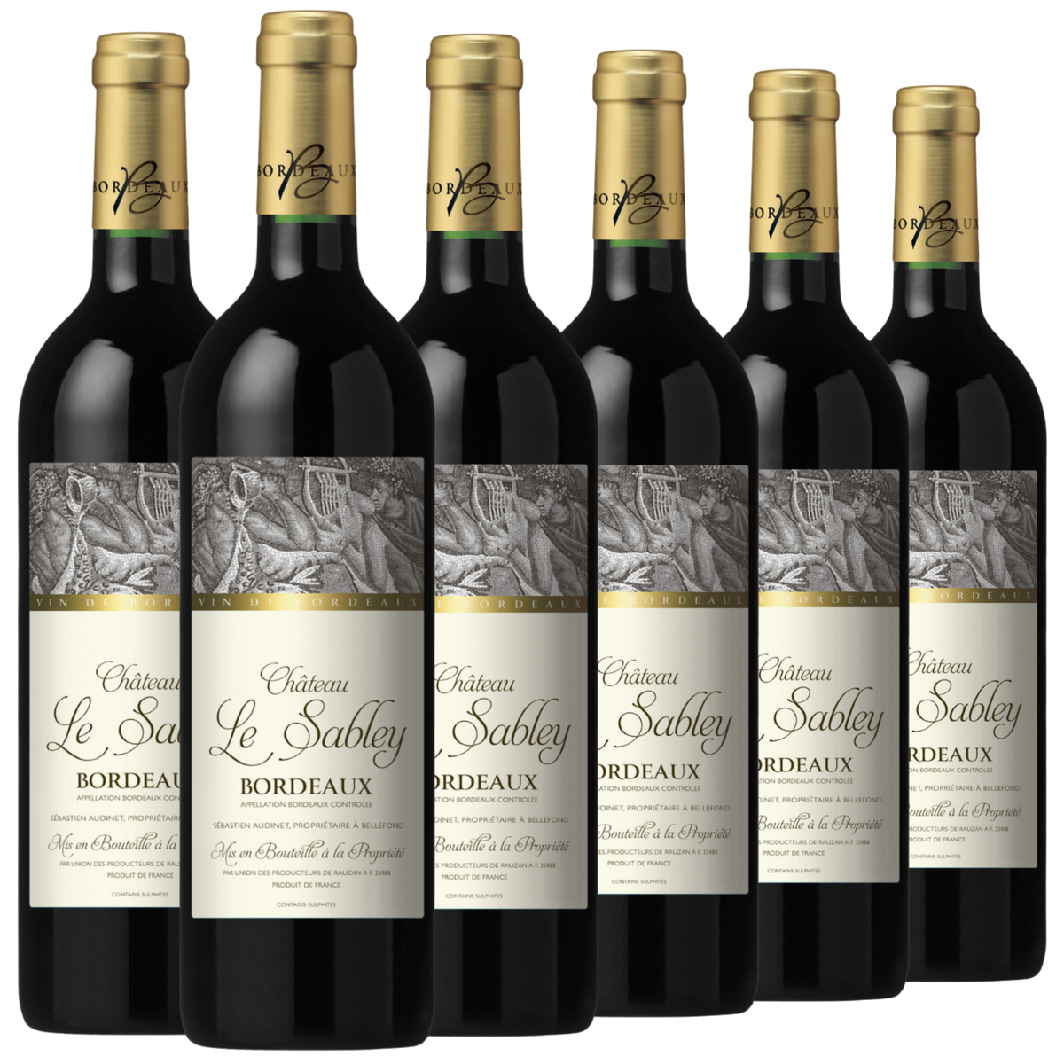 Sechs Flaschen Château Le Sabley Bordeaux-Rotwein stehen aufrecht in einer Reihe, wobei die Etiketten nach vorne zeigen.