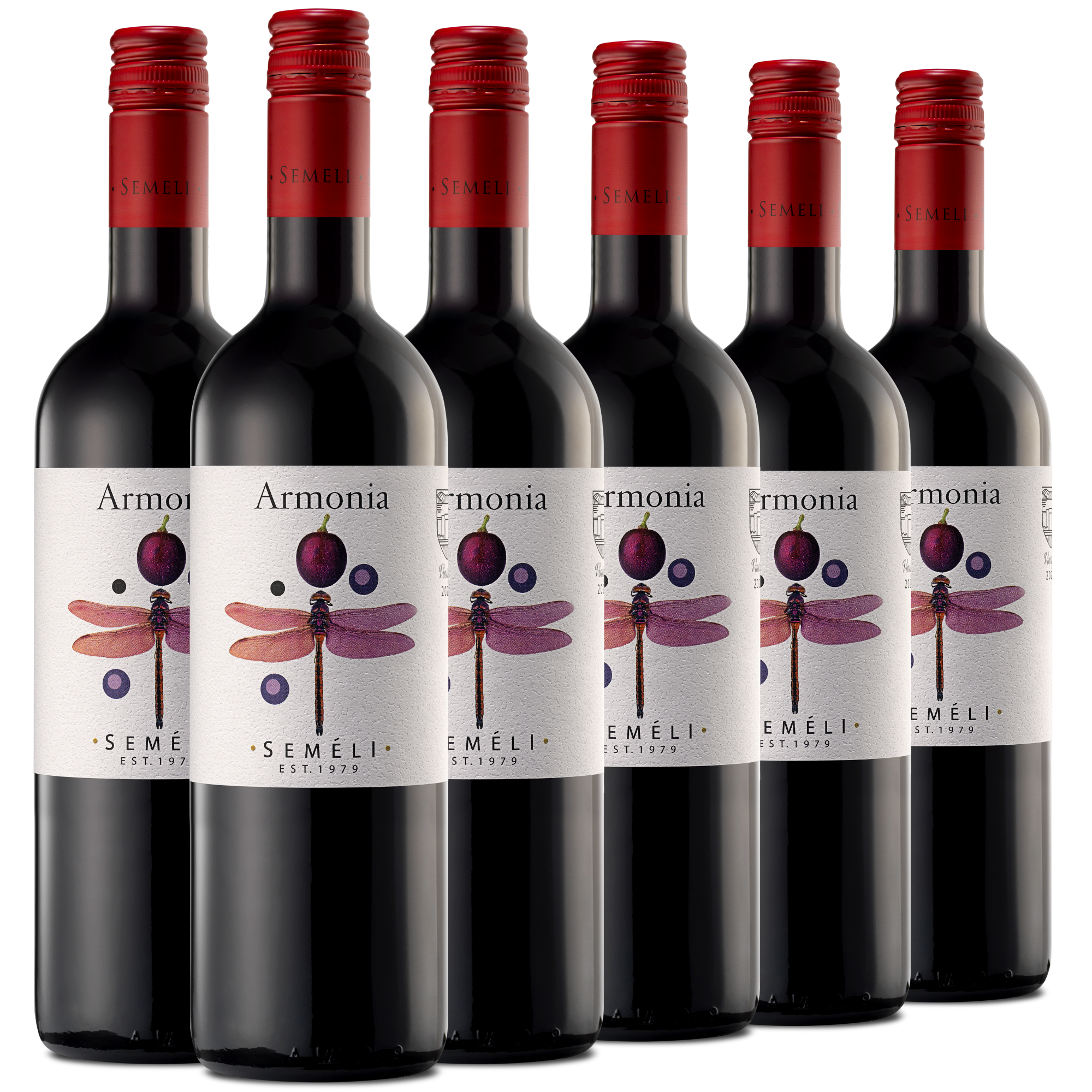 Sechs Flaschen Semeli Armonia Rotwein mit roten Verschlüssen sind nebeneinander vor einem weißen Hintergrund angeordnet.