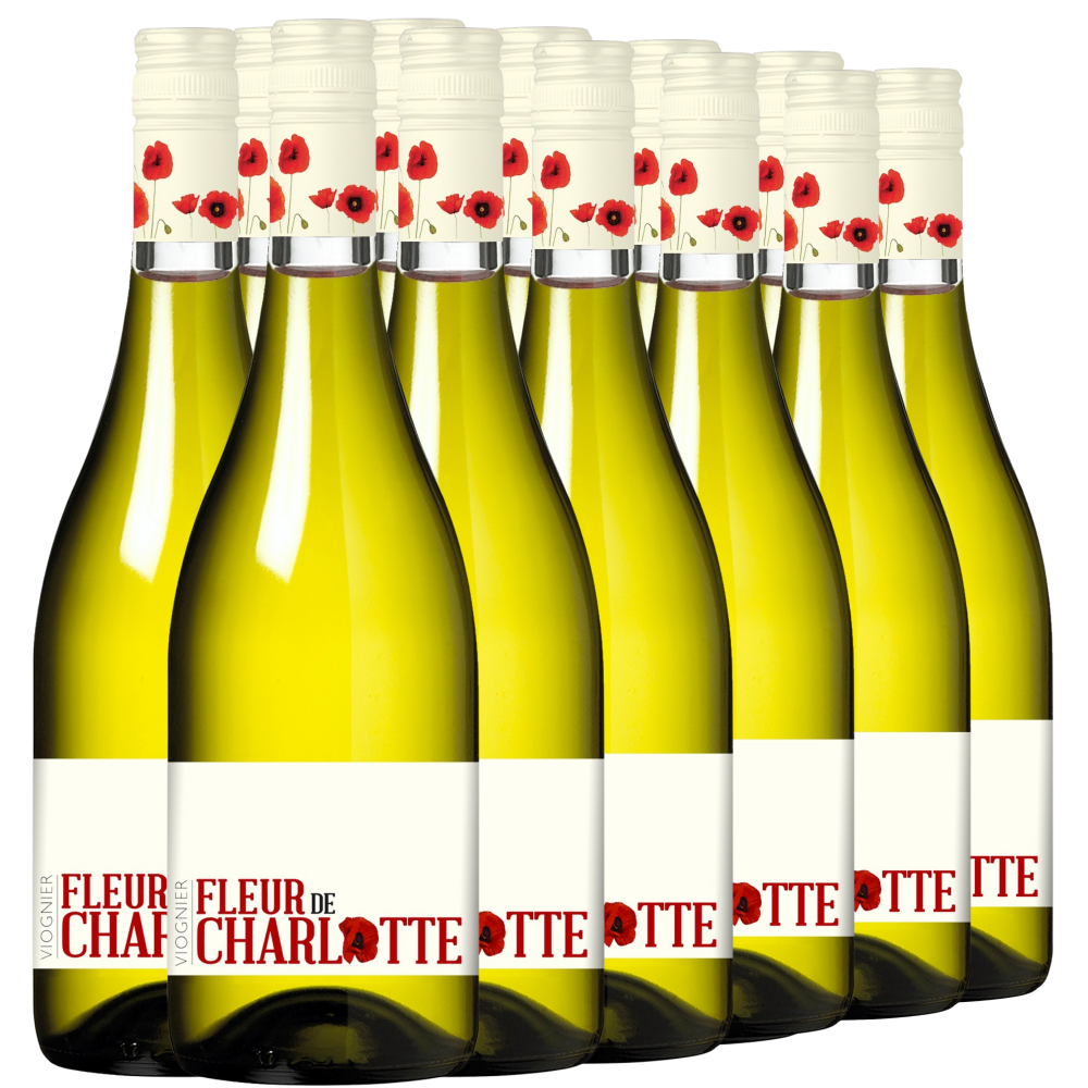 Zwölf Flaschen des Weins Fleur de Charlotte Viognier sind in zwei Reihen angeordnet und tragen weiße Etiketten mit roten Mohnblumen auf dem Hals jeder Flasche.
