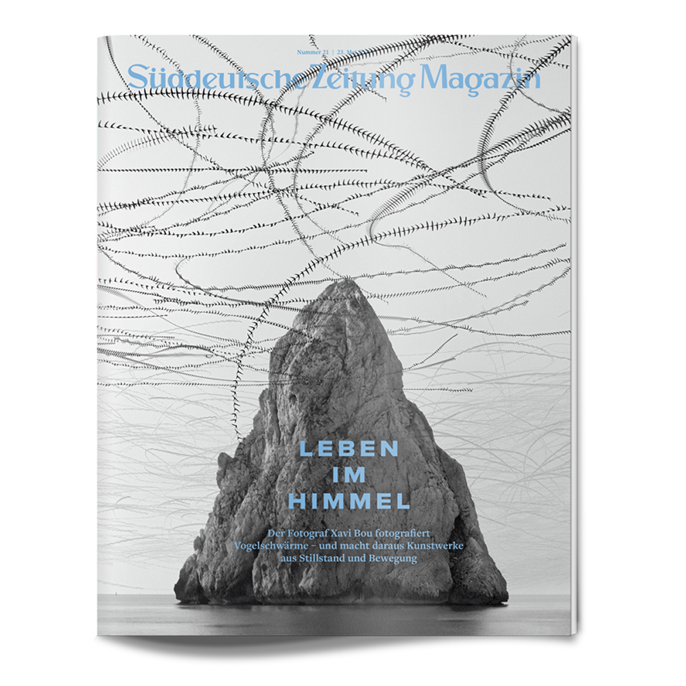 Das Titelbild eines Magazins zeigt einen Felsgipfel mit den Flugbahnen der Vögel am Himmel darüber. Der Text lautet: Leben im Himmel.