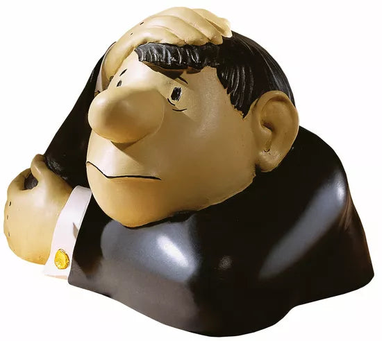 Bei „Loriot: Skulptur ‚Der Denker‘“ handelt es sich um eine handbemalte Kunstgussfigur, die einen cartoonhaften, besorgten Mann im Anzug darstellt, der seinen Kopf mit einer Hand hält.