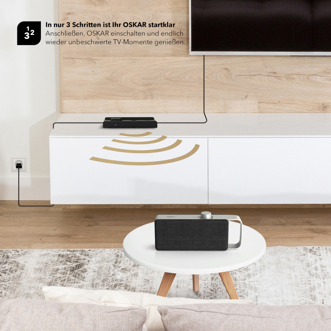 Ein tragbarer TV-Sprachverstärker von OSKAR steht auf einem weißen, schwarzen Tisch und empfängt goldene Schallwellen von einem Gerät im Fernsehschrank.