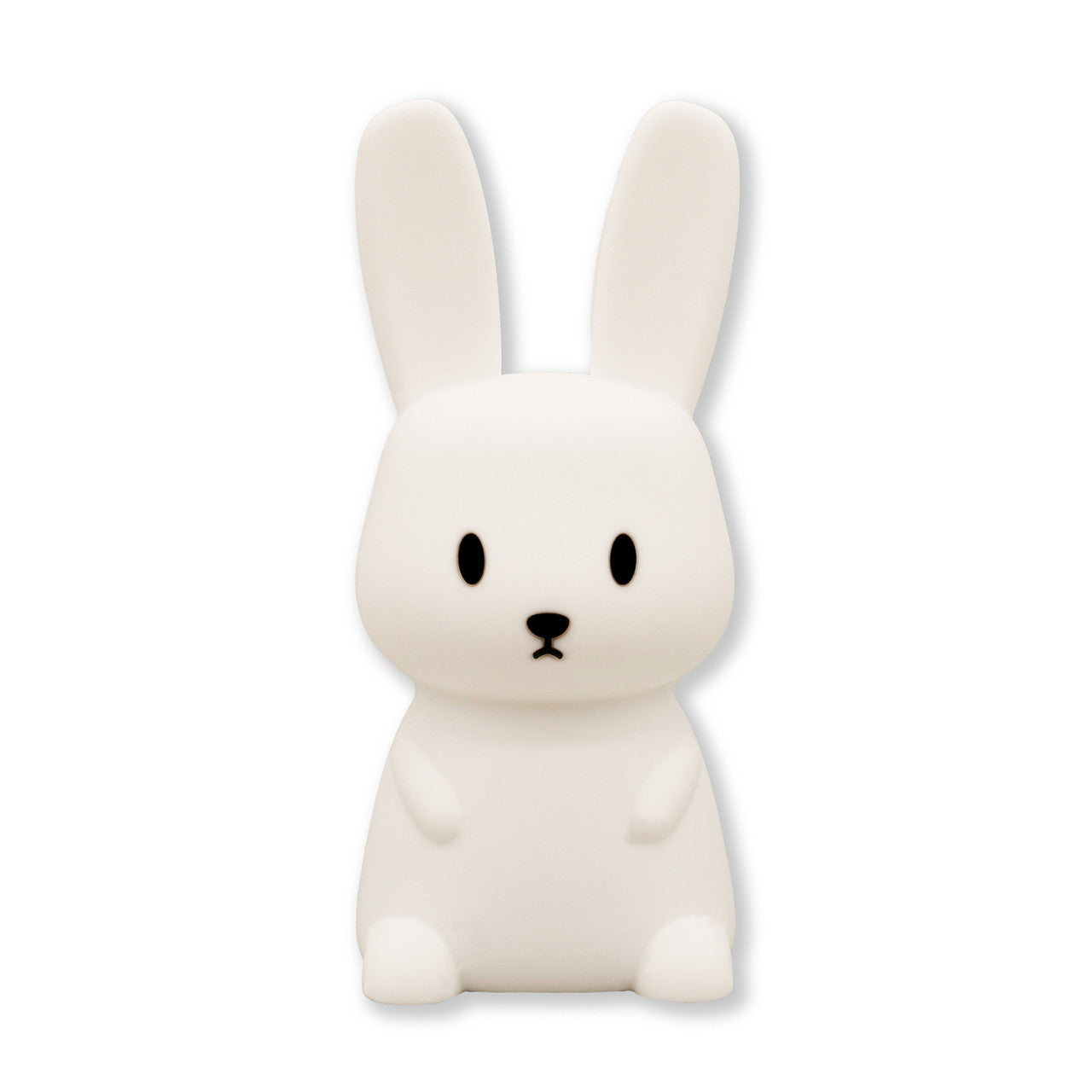 Der Nachtlicht Hase ist eine weiße Hasenfigur im Cartoon-Stil mit schwarzen Augen und Nase, die aufrecht vor einem schlichten Hintergrund sitzt.