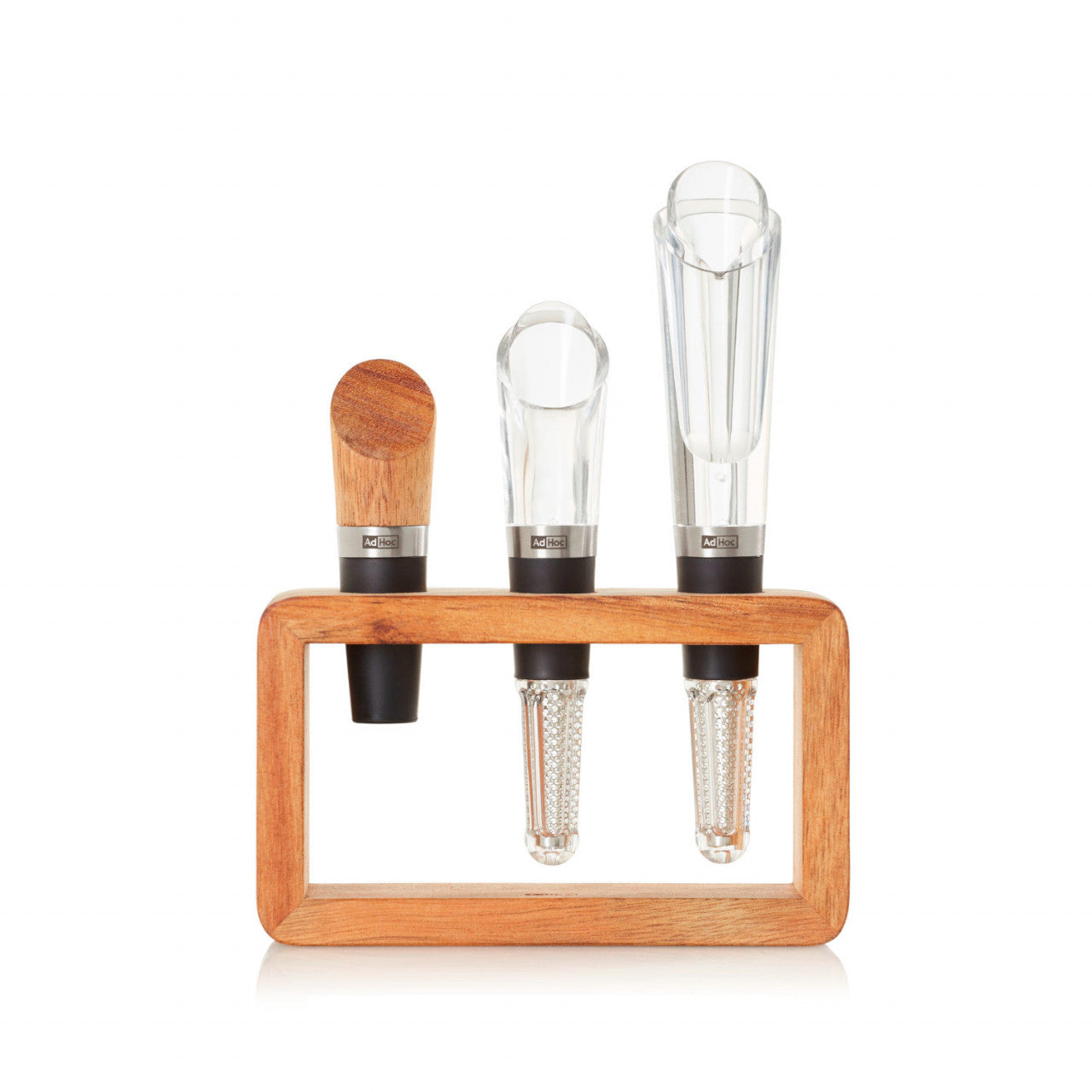 Das Wein-Genießer-Set Vine ist ein hölzernes Weinwerkzeug-Set mit drei transparenten Accessoires, die elegant in einem Holzrahmen auf weißem Hintergrund präsentiert werden.