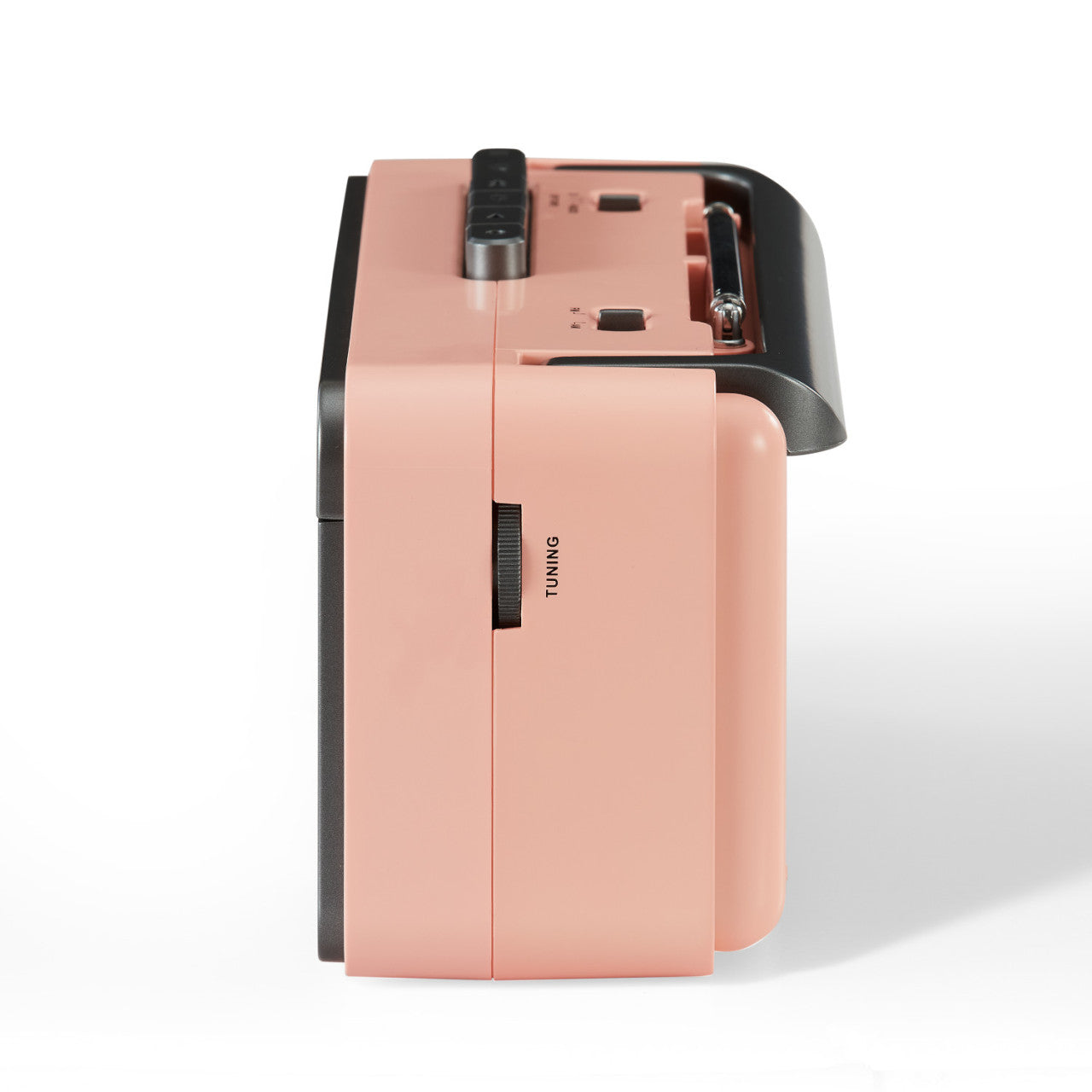Seitenansicht des Crosley Kassettenspielers in Rosa und Grau mit sichtbarem Abstimmrad auf weißem Hintergrund.