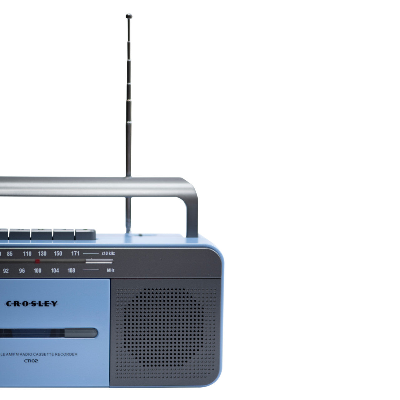 Der Crosley Kassettenspieler in Blau/Grau ist ein tragbares Radio mit ausgefahrener Antenne und einem Kassettenrekorder an der Vorderseite.