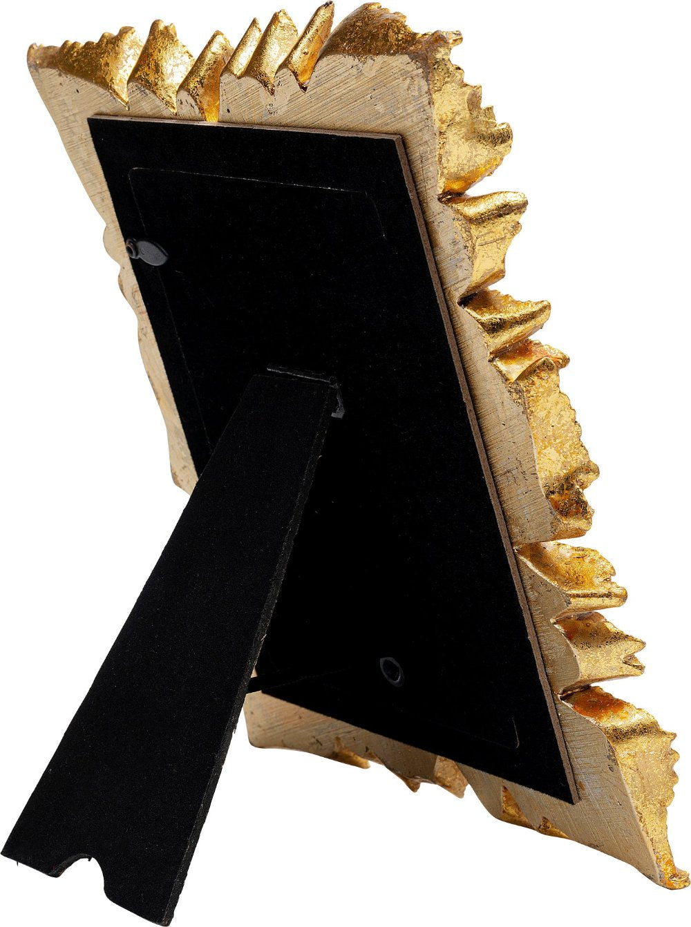 Der Bilderrahmen Gold Leaves 10x15cm besticht durch einen goldfarben folierten Polyresin-Rahmen im filigranen Blätterdesign, handgefertigt mit schwarzer Rückwand und Standfuß, rückseitig schräg präsentiert.