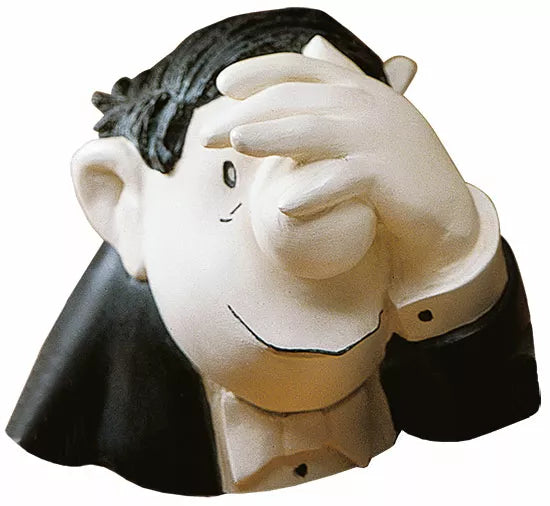 Zeichentrickfigur im Smoking, die ihr Gesicht mit einer Hand bedeckt, aus Loriot: Skulpturen „Die drei Charakterköpfe“, Kunstguss-Version.