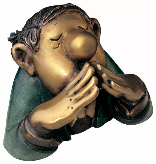 Bronzeskulptur „Der Kenner“ von Loriot, die einen Comic-Mann mit Händen vor dem Mund und geschlossenen Augen darstellt, als würde er einen Kuss zuwerfen.