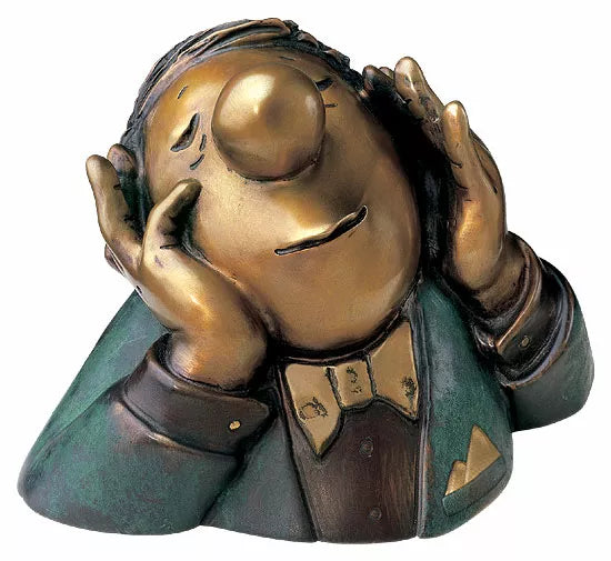 Bronzeskulptur „Der Träumer“ von Loriot: zeigt eine Person im Anzug, die Augen geschlossen, das Gesicht in den Händen ruhend, mit entspanntem Gesichtsausdruck.