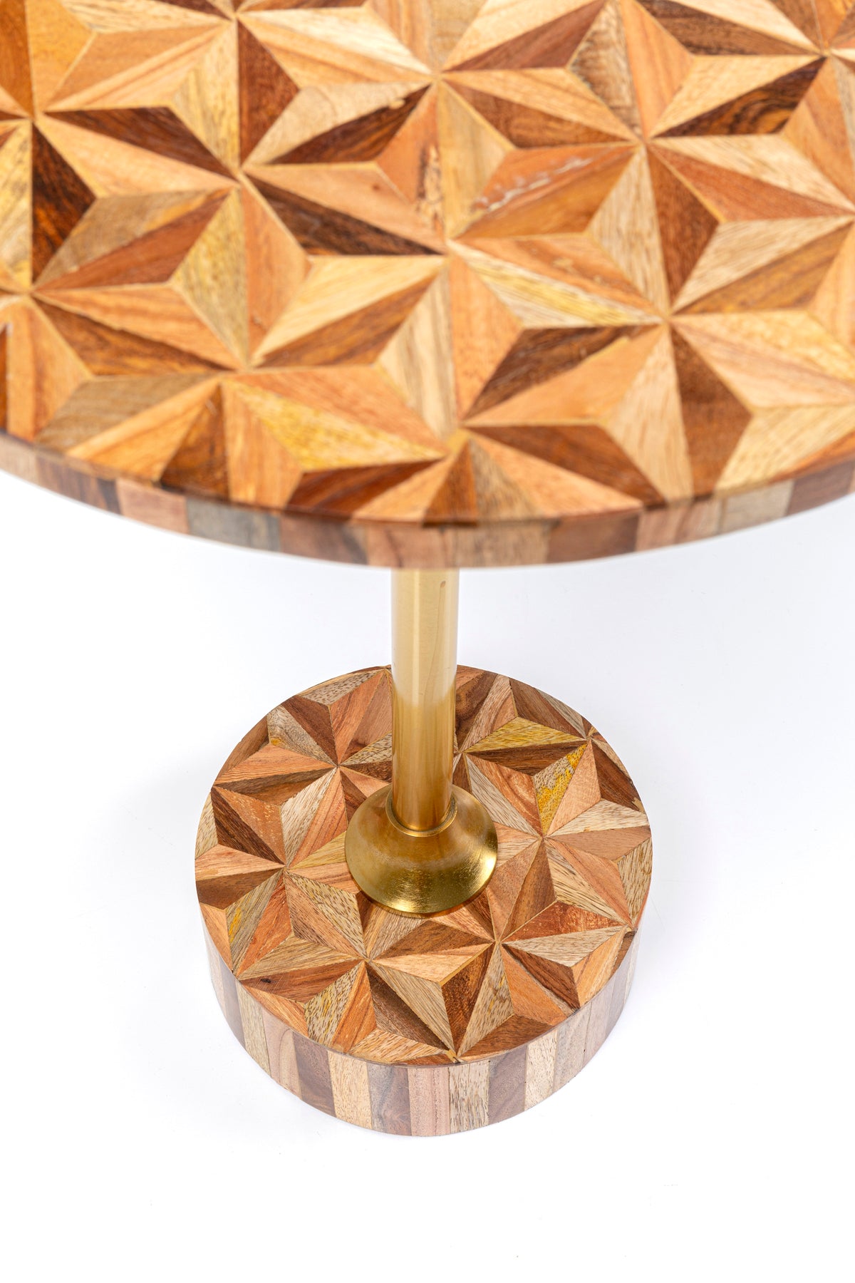 Nahaufnahme des Beistelltischs Domero Geo Braun Ø40cm mit geometrischen Sternmustern auf der Ober- und Unterseite, verbunden durch eine messingbeschichtete Metallstange, vor einem weißen Hintergrund.