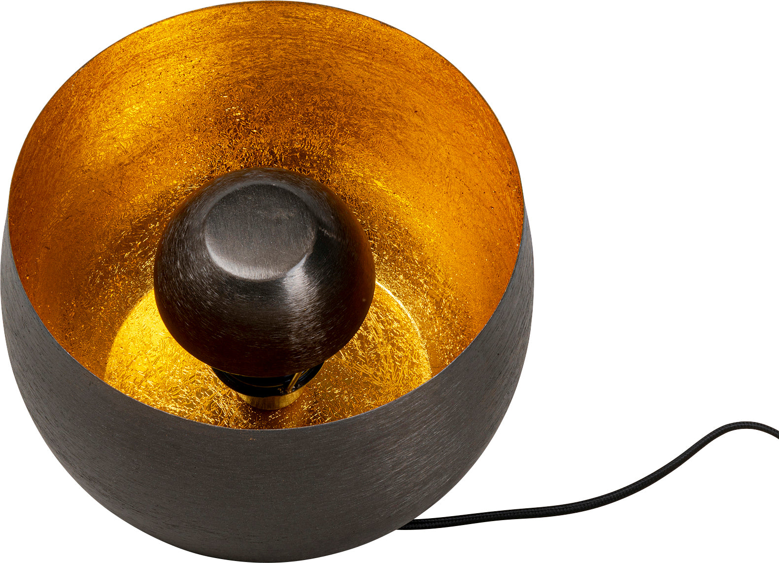 Die runde, schwarz-goldmetallische Bodenleuchte Apollon Smooth Ø28cm besticht durch ihr leuchtend goldenes Inneres, die sichtbare Glühbirne und das schwarze Netzkabel. Von oben betrachtet erzeugt sie eine beeindruckende Beleuchtung – perfekt als stilvolle Stehleuchte in jedem Raum.