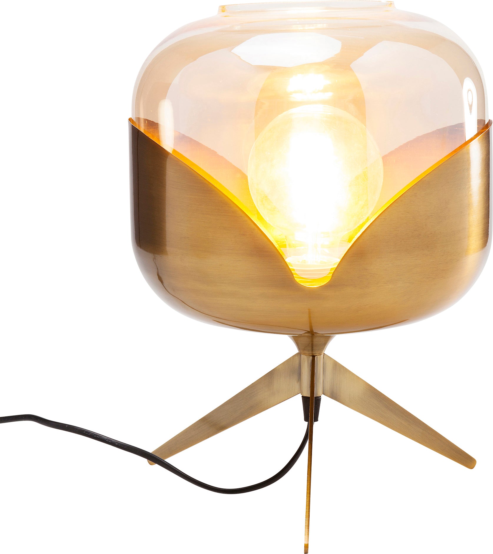 Die Tischleuchte Golden Goblet Ball verfügt über einen dreibeinigen Messingfuß, eine goldene Außenseite, einen bernsteinfarbenen Glasschirm für Retro-Charme, strahlt warmes gelbes Licht aus und hat ein schwarzes Netzkabel, das aus dem Fuß herausragt.