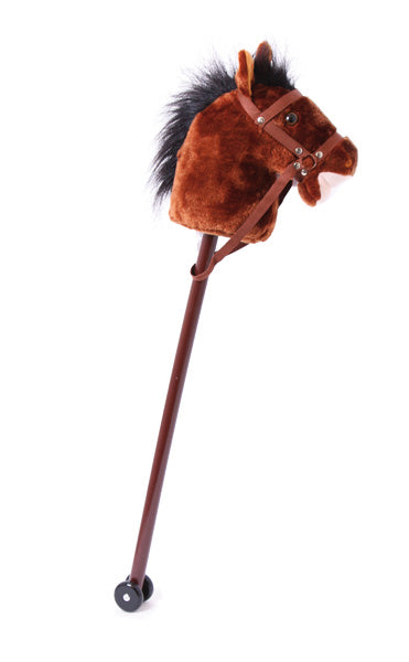 Das Steckenpferd „Donner“ ist ein braunes Spielzeug-Steckenpferd mit einem plüschigen Pferdekopf, dunkler Mähne und Rädern am Ende seiner Stange.
