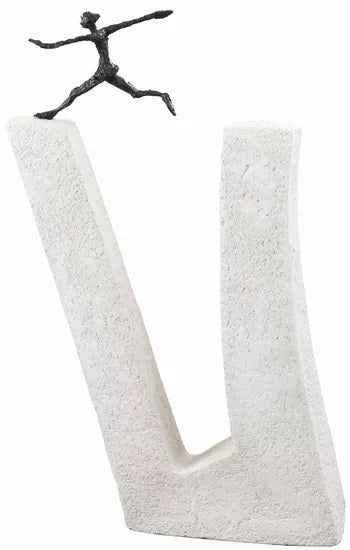 Abstrakte Skulptur einer Person, die über eine große, weiße, U-förmige Struktur springt.