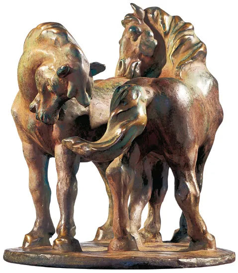 Bronzeskulptur von zwei eng beieinander stehenden Pferden auf einem runden Sockel, die in entgegengesetzte Richtungen blicken.